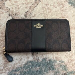Coach wallet in signature canvas